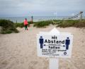 Bild: Christian Charisius
Urlaubsorte an Nord- und Ostsee setzen auf Bodenaufkleber mit Abstandsregeln, Einbahnstraßensysteme am Strand bis hin zu Strand-Apps.