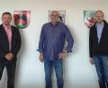 Bild: sm
Die Verwaltungsgemeinschaft verabschiedet Harry Grimm (Mitte) in den wohlverdienten Ruhestand.