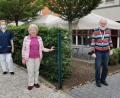 Bild: u
Auf Initiative der Evergreen-Sozialdienst-Mitarbeiterin Veronika Kizilok (rechts) werden die Gehsteigränder um das Seniorenzentrum Evergreen mit selbstbemalten bunten Steinen dekoriert. Unterstützt wurde sie von ihrer Kollegin Olga Panin (links), dem Sozialdienst-Team, der Heimbewohnerin Ruth Paa (Zweite von links) und vom Heimbeirat Andreas Stauber (Zweiter von rechts).