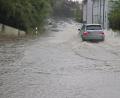 Bild: jma
In der Stegenthumbacher Straße war die Fahrbahn am Sonntagabend komplett überschwemmt.