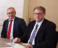 Bild: Bühner
Geschäftsführer der Jobcenter in der nördlichen Oberpfalz Peter Witt, Weiden-Neustadt (links) und Leonhard Merkl, Tirschenreuth.