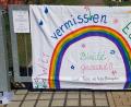 Bild: xs
"Wir vermissen euch", steht auf einem Transparent vor dem Pressather Kindergarten. Die Betreuerinnen wollen so Kontakt zu den Kindern halten.