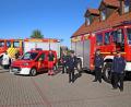 Bild: jma
Pfarrerin Anne Utz (links) und Pfarrer Augustin Lobo (Dritter von links) segnen das neue Einsatzfahrzeug der First Responder Kirchenthumbach.