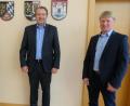 Bild: ohr
An der Spitze der Verwaltungsgemeinschaft Nabburg steht für die Periode von 2020 bis 2026 der Nabburger Bürgermeister Frank Zeitler (Mitte). Die Gemeinschaftsversammlung wählte Bürgermeister Johann Wilhelm (links/Gemeinde Guteneck) zum ersten und Amtskollegen Markus Schiesl (rechts/Altendorf). zum zweiten Stellvertreter. Alle drei Verantwortlichen erhielten ein eindeutiges Votum.