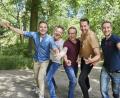 Bild: April Santiano
Lassen sich die Sommerlaune nicht vermiesen: Die "Stimmen der Berge" Simon Käsbauer (Bass), Thomas A. Gruber (Tenor), Stephan Schlögl (Tenor), Benjamin Grund (Tenor) und Daniel Hinterberger (Bariton, von links).