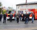Bild: jma
Kommandant Stefan Geier (Zweiter von links) und seine Kameraden zusammen sich bei Bürgermeister Hans-Martin Schertl (Dritter von links) und Pfarrvikar Hrudaya Kumar Madanu (Mitte) vor den beiden neuen Einsatzfahrzeugen der Feuerwehr Schlicht.