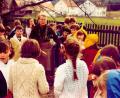 Repro: hka
Das "Fräulein" (Margarete Jäkel) inmitten ihrer Kinder im Schulhof.
