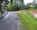 Bild: ow
So viel Wasser haben die jüngeren Filchendorfer im Dorfweiher noch nicht gesehen. Nach starkem Regen am Sonntagabend in Neustadt am Kulm strömen die Wassermassen durch das Espantal nach Filchendorf und überschwemmen dort den Dorfweiher.