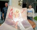 Bild: fjo
Etwa die Größe einer Fahne hat das Gemälde mit dem auferstandenen Christus, das die jetzigen Hausbesitzer, Nadine Schiller und Denis Jakob, in ihrem Anwesen in Hagendorf wiederentdecken.