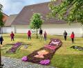 Bild: gz
Unterstützung beim Legen der Blumenteppiche bekamen die Erwachsenen auch von Kindern und Jugendlichen.