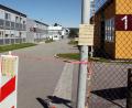 Bild: R. Kreuzer
Am Eingang der Asylbewerberunterkunft im früheren Camp Pitman sind Corona-Warnhinweise in mehreren Sprachen angebracht. Nach und nach werden die Bewohner aller Gebäude auf die Viruserkrankung getestet.