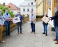 Bild: Susanne Schwab, Stadt Amberg/exb
Freude über die neuen Rechner bei (von links): Kultur- und Schulreferent Fabian Kern, dem Leiter des Schul- und Sportamts Bernhard Scheidig, Aydin Ayten (Amberger Bunt), Michael Geiss (Amberg hilft Menschen), Tanja Dandorfer (Amberger Bunt) und Oberbürgermeister Michael Cerny.