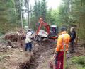 Bild: exb
Arbeit in schwierigem Gelände: Mit Bagger und Muskelkraft wird die Trasse für die Wasserleitung hinauf zum Kösseinehaus angelegt.