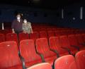 Bild: Portner
Karl und Maria Pösl stehen im leeren Saal ihres Lichtspielhauses in Oberviechtach. Weil Besucher nur mit Maske einen Film schauen könnten, hat sich das Paar entschieden, das Kino noch etwas länger geschlossen zu lassen, damit die Besucher zu einem späteren Zeitpunkt das Flimmern auf der Leinwand in vollen Zügen genießen können.