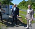 Bild: jr
Mit einer Druckerhöhungspumpe wurde der Übergangsschacht beim Ortseingang in Waldsassen ausgestattet. Damit soll in Zeiten der Wasserknappheit die Versorgung der Bürger verbessert werden, deren Anschlüsse im Gebiet des Wasserzweckverbands „Pfaffenreuther Gruppe“ und der Stadt Waldsassen liegen. Im Bild (von links) Wassermeister Wolfgang Haberkorn und die Bürgermeister Johann Burger und Bernd Sommer.