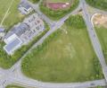 Luftbild: Thilo Hierstetter
Auf dem Wiesenareal zwischen Aldi-Markt (links), B 85 (rechts) und B 14 (unten) will Investor Karim Benali aus Baden-Württemberg einen Auto-Gewerbepark errichten. Der Geltungsbereich des Areals ist 2,38 Hektar groß, die bebaute Fläche würde aber nur 1,03 Hektar umfassen. Die Biotope (links im Bild) sollen erhalten bleiben. Zudem soll an der Abzweigung zur Dieselstraße eine Ampelkreuzung enstehen – und damit auch der Schulweg für Kinder sicherer werden.