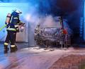 Bild: jma
Das brennende Fahrzeug stand zwischen Garage und Wohnhaus. Die Feuerwehr verhinderte jedoch ein Übergreifen der Flammen auf die Gebäude.