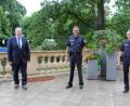 Bild: Christine Hollederer
Polizeidirektor Stefan Beil (Mitte) stand beim Antrittsbesuch bei Landrat Richard Reisinger (links) im Mittelpunkt des Geschehens. Unterstützung erhielt er von seinem Stellvertreter Polizeioberrat Roland Gaßner (rechts).