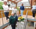 Bild: hai
Zum 70. Geburtstag von Helga Vogel (mit Blumen) gratulierten Ehemann Günther (vorne links) sowie ihre Kinder Tanja und Markus (hinten von links). Ihrem Gründungsmitglied überbrachten auch Verena Micklisch-Stahl und Vorsitzende Melanie Herrmann von der Frauen-Union Glückwünsche.