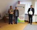 Bild: ckl
Martin Schmid (rechts), Geschäftsführer der Steinwald-Allianz, und Vorsitzender Johannes Reger (links) überreichten den Gewinn an Anette und Norbert Philipp (Mitte).