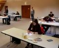 Bild: flm
Die Anwärter der 2. Qualifikationsebene bei der Prüfung im Sparkassensaal. Im Hintergrund ihre Betreuer Henri Buschmann (rechts) und Friedrich Ederer (links).