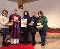 Bild: mof
Der Katholische Frauenbund Ammerthal überreicht eine Spende (von links): Rita Weber (Konditorei Weber), Pfarrer Klaus Haußmann, Doris Weiß (Vorstandsteam), Barbara Hirsch (Beisitzerin) und Irmgard Lehmeier (Vorstandsteam).