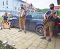 Bild: no
Kirwamusikanten zogen am Sonntag von Haus zu Haus; (von links) Ronnie Kinast, Mathias Falk, Florian Roth und Christoph Haller.