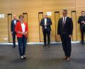 Bild: weu
Die bewährte Vorstandschaft des Schwandorfer Kreisverbandes (Bayerischer Gemeindetag) unter Führung von Bürgermeister Martin Birner (dritter von rechts) wurde bei der Neuwahl bestätigt. Direktor Große Verspohl vom Bayerischen Gemeindetag (zweiter von links) und Landrat Thomas Ebeling (zweiter von rechts) wünschten der Vorstandschaft viel Erfolg für die nächsten sechs Jahre.