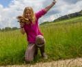 Bild: gm
Die Naturliebhaberin Gabriela Beer mit ihrem Fünfling von Hexenröhrling, auch zum Beispiel Schusterpilz oder Zigeuner genannt, im sichtlichen Schwammerlglück. Hinter ihr die weite Auer Flur, wo sie das Prachtstück fand, mehr wird nicht verraten.