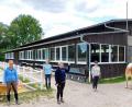 Bild: hai
Ohne Halle kein Reit- und Vereinsbetrieb. Christina Neubing, Eva-Maria Emerig, Renate Schupfner, Katrin Rauch, Sabine Ströhlein mit "Fleck", Nathalie Zwickel und Julia Fleißner (von links) kämpfen um den Fortbestand des Reitclubs am Kulm.