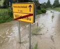 Bild: Bernd März/dpa
Von Wasser umgeben war am Wochenende das Ortsausgangsschild in Wildenau im Landkreis Tirschenreuth. Dort haben heftige Unwetter für einige Überschwemmungen und Feuerwehreinsätze gesorgt.