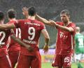 Bild: Martin Meissner/dpa
Robert Lewandowski von den Bayern feiert mit seinen Teamkollegen den Führungstreffer.