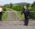 Bild: bkr
Um 80 Zentimeter muss die Brücke in Lenau für die Elektrifizierung angehoben werden. Zweiter Bürgermeister Albert Sollfrank (links) zeigt es dem Rathauschef Günter Kopp mit dem Maßband an.