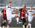 Bild: Arne Dedert/dpa
Wiesbadens Stefan Aigner (rechts) und Nürnbergs Patrick Erras kämpfen um den Ball.