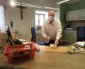 Bild: ubb
Gerhard Laab desinfiziert seine Bücher in der Stadtbücherei Waldsassen mit Mundschutz und Handschuhe hinter einer Plexiglasscheibe, die neu installiert wurde. Mehr Schutz vor Ansteckung mit dem Virus ist kaum möglich.