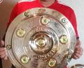 Bild: exb
Der FC Bayern ist einmal mehr deutscher Meister: Marcus Fritsch vom Fanclub Wildenau hält eine Meisterschale aus vergangenen Spielzeiten in der Hand.