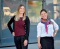 Bild: Claudia Seitz /exb
Julia Biener (links) und Friederike Löbbecke führen bei geriatrischen Patienten psychologische Tests durch, die die Basis für die interdisziplinäre Behandlung bilden.
