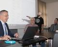 Bild: Stefan Malzer, Landkreis Tirschenreuth/exb
Der erste Test war schon mal erfolgreich: Landrat Roland Grillmeier (links) bucht online einen Termin bei der Zulassungsstelle Tirschenreuth. Mit dabei sind auch (von links): Klaus Kastl, stellvertretender Sachgebietsleiter, IT-Mitarbeiter Simon Haberkorn und Markus Zapf, zuständiger Abteilungsleiter.