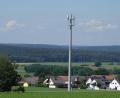 Bild: Houschka
Da steht er jetzt, der 40 Meter hohe Sendemast. Mitten in der Landschaft und nicht weit weg vom Knöllinger Dorfrand. Doch dazwischen soll sich in der Zukunft noch ein Neubaugebiet schieben.