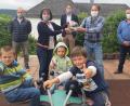 Bild: gis
Geschäftsstellenleiter Thomas Förster, Kindergartenleiterin Silke Achatz und Bürgermeister Sebastian Voit freuen sich über die Spende von Niklos Kocsis und Gabor Gyore (hinten von links).
