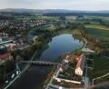 Bild: Stadt Tirschenreuth/exb
Blick in Richtung Osten. Insbesondere der von dort über die Staatsstraße 2167 nach Tirschenreuth fließende Schwerlastverkehr soll die Kreisstadt künftig über die geplante Süd-Ost-Tangente umfahren.