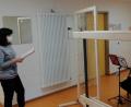 Bild: jzk
In einem Abstand von zwei Metern und getrennt durch einen Spuckschutz unterrichtet Renate Müller ihre Schülerin Maria.
