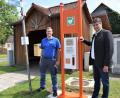 Bild: rgr
Der Defibrillator steht nun in der Dorfmitte von Gößenreuth. Im Notfall kann er lebensrettend sein. Darüber sind sich Bürgermeister Edgar Knobloch (rechts) und der Geräte-Beauftragte Jonas Neubauer (links) einig.