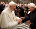 Bild: EPA/L'OSSERVATORE ROMANO/POOL/dpa
Papst Benedikt XVI. und sein älterer Bruder Georg Ratzinger trafen sich 2009 in der Sixtinischen Kapelle im Vatikan bei einem Konzert.