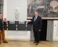 Bild: Christine Hollederer/exb
Wer hat an der Uhr gedreht? Diesmal war es nicht Paulchen Panther, sondern Landrat Richard Reisinger (rechts) und Museumsleiter Martin Schreiner (links), die die interaktive Ausstellung „Wunderwelt Sand“, in diesem Fall anhand der unterschiedlichen Sanduhren, ausprobierten.