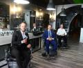 Bild: Kunz
In einem künstlerischen Ambiente will Emilio Bruner (links) ab sofort seinen männlichen Kunden die Haare schneiden. Zur Eröffnung gratulieren Oberbürgermeister Jens Meyer (Mitte) und Stadtpfarrer Markus Schmid.