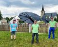 Bild: ner
Blumenpate und Gemeinderat Andreas Heinz freut sich über den erfolgreichen Abschluss der Elektroarbeiten im Bürgerpark durch die Firma Höllerer Elektrotechnik mit Installateur Ulli Kelnhofer und Geschäftsführer Matthias Wappmann (von links).