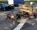 Bild: Verkehrspolizeiinspektion Bayreuth/dpa
Ein Anhänger und Motorräder liegen ausgebrannt auf der Autobahn A9 bei Betzenstein. Bei einem missglückten Überholmanöver sind zwei Motorräder komplett verbrannt und eine Limousine schwer beschädigt worden.