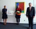 Bild: Bild: Birgit Pflaum/exb
Ramona Funk (Zweite von rechts) freute sich über 10 000 Euro. Den Gewinn überreichten ihr (von links) Andreas Thaller, Regionalmarktleiter Süd, Sara Dechant, Kundenberaterin der Geschäftsstelle Burglengenfeld, und Bernhard Werner, Vorstandssprecher VR Bank Mittlere Oberpfalz.