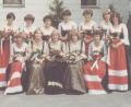 Archivbild: gz
Die damals 17-jährige Fahnenbraut Elisabeth Pöhnl (Bildmitte) stand mit 13 Festdamen beim Vereinslokal „Kuch“ 1978 nach der Fahnensegnung im Fokus.